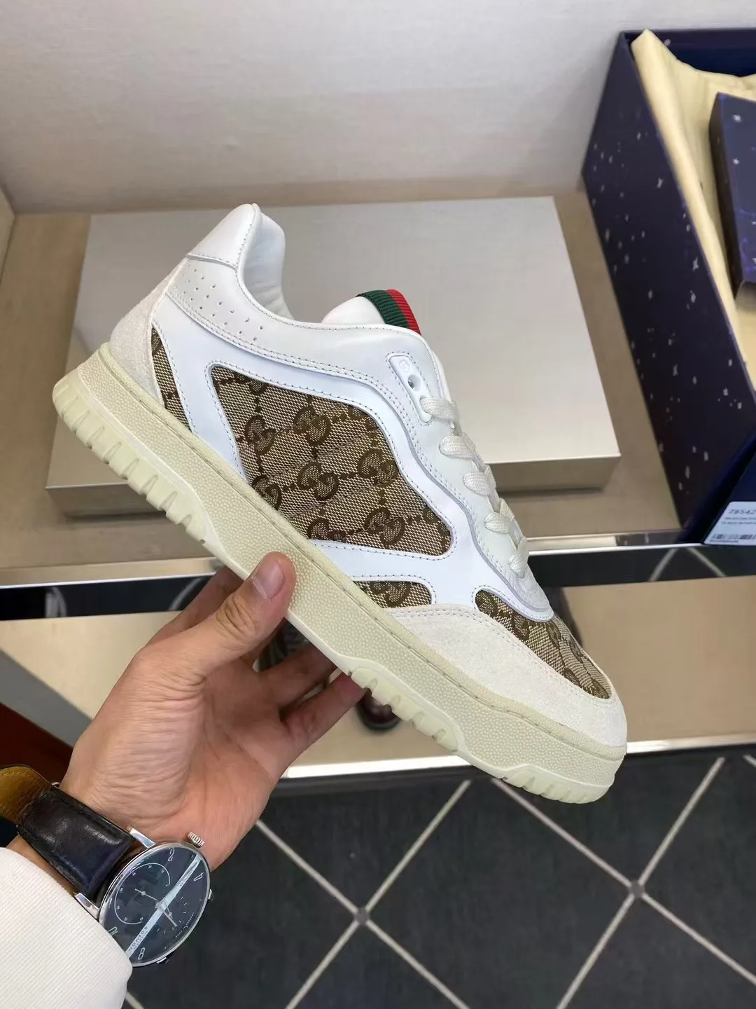 P400 new men's shoes GUCCI [Lightning] latest shoes are shipped. Original quality, fashionable, made of special materials, sheepskin lining, brand new packaging. The foot feels super comfortable and the workmanship is impeccable. Size: Male 38-45.